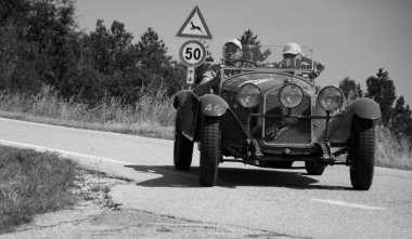 URBINO, İtalya - 16 Haziran 2022: ALFA ROMEO 6C 1750 SS ZAGATO 1929 Mille Miglia 2022 rallisinde eski bir yarış arabası üzerinde ünlü İtalyan tarihi yarışı (1927-1957))