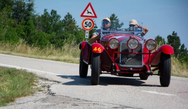 URBINO, İtalya - 16 Haziran 2022: ALFA ROMEO 6C 1750 SS ZAGATO 1929 Mille Miglia 2022 rallisinde eski bir yarış arabası üzerinde ünlü İtalyan tarihi yarışı (1927-1957))