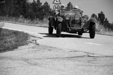 URBINO, İtalya - 16 Haziran 2022: ALFA ROMEO 6C 1750 SS ZAGATO 1929 Mille Miglia 2022 rallisinde eski bir yarış arabası üzerinde ünlü İtalyan tarihi yarışı (1927-1957))