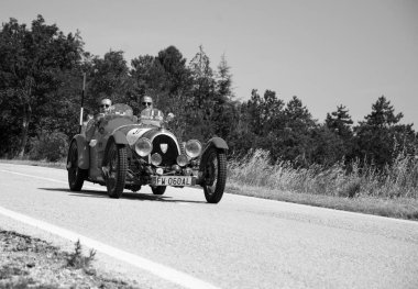 URBINO, İtalya - 16 Haziran - 2022 B.N.C. Mille Miglia 2022 rallisinde eski bir yarış arabası üzerinde 1100 spor BIPOSTO 1927 (1927-1957) ünlü İtalyan tarihi yarışı)