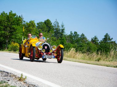 URBINO, İtalya - 16 Haziran - 2022 B.N.C. Mille Miglia 2022 rallisinde eski bir yarış arabası üzerinde 1100 spor BIPOSTO 1927 (1927-1957) ünlü İtalyan tarihi yarışı)