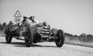 URBINO, İTALYA 16 HAZİRAN 2022: O.M. Mille Miglia 2022 rallisindeki eski bir yarış arabasında (1927-1957) ünlü İtalyan tarihi yarışı.)