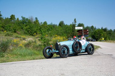 URBINO, ITALY - 16 Haziran 2022: BUGATTI T35 1925 Mille Miglia 2022 rallisinde eski bir yarış arabası üzerinde ünlü İtalyan tarihi yarışı (1927-1957))
