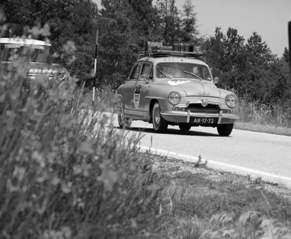 Urbino Italy นายน 2022 Simca Aronde 1952 บนรถแข งเก าในแรลล — ภาพถ่ายสต็อก