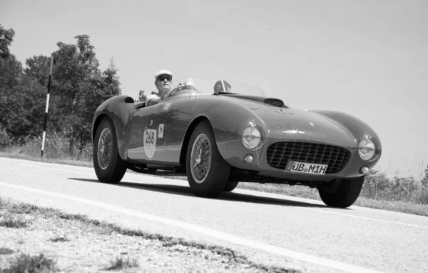 URBINO, İTALYA - 16 Haziran 2022: FERRARI 375 MM Örümcek PININ FARINA 1953 Mille Miglia 2022 rallisindeki eski bir yarış arabası (1927-1957) ünlü İtalyan tarihi yarışı (1927-1957))