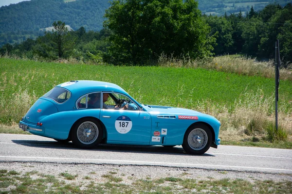 URBINO, İtalya - 16 Haziran 2022: TALBOT LAGO T26 GS 1950 Mille Miglia 2022 rallisinde eski bir yarış arabası üzerinde ünlü İtalyan tarihi yarışı (1927-1957))