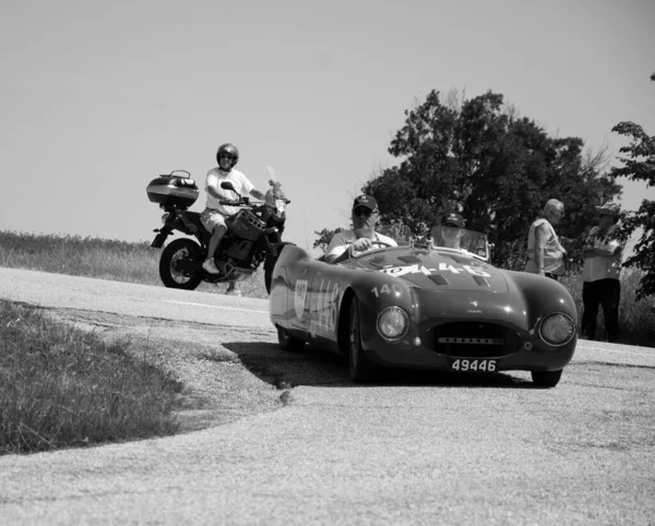 URBINO, İtalya - 16 Haziran 2022: CISITALIA 202 S MM Örümcek 1947 Mille Miglia 2022 rallisinde eski bir yarış arabası üzerinde ünlü İtalyan tarihi yarışı (1927-1957))