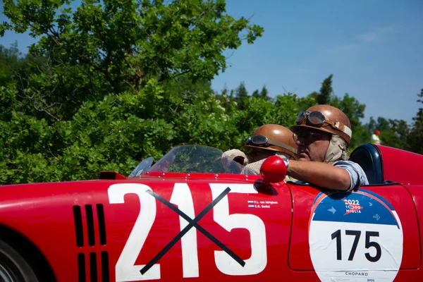 URBINO, İtalya - 16 HAZİRAN - 2022 O.S.C.A. S 750 1956 rallideki eski bir yarış arabası Mille Miglia 2022 ünlü İtalyan tarihi yarışı (1927-1957)