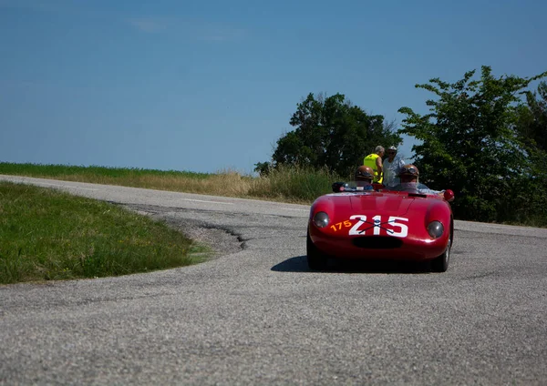 URBINO, İtalya - 16 HAZİRAN - 2022 O.S.C.A. S 750 1956 rallideki eski bir yarış arabası Mille Miglia 2022 ünlü İtalyan tarihi yarışı (1927-1957)
