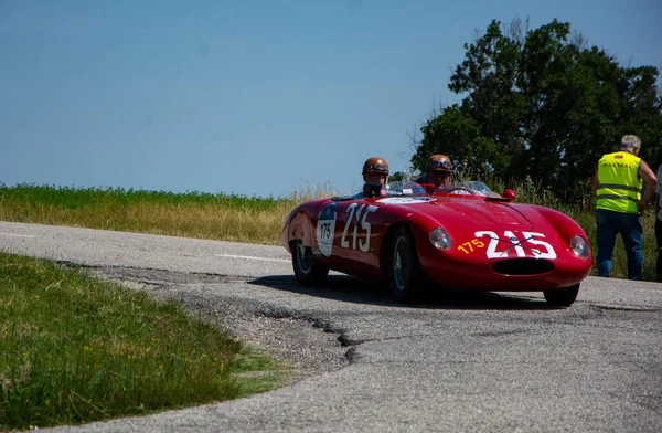 URBINO, İtalya - 16 HAZİRAN - 2022 O.S.C.A. S 750 1956 rallideki eski bir yarış arabası Mille Miglia 2022 ünlü İtalyan tarihi yarışı (1927-1957)