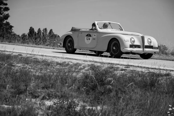 URBINO, İtalya - 16 Haziran 2022: ALFA ROMEO 6C 2500 S CABRIOlet TOURINGA 1942 Mille Miglia 2022 rallisinde eski bir yarış arabası üzerinde ünlü İtalyan tarihi yarışı (1927-1957))