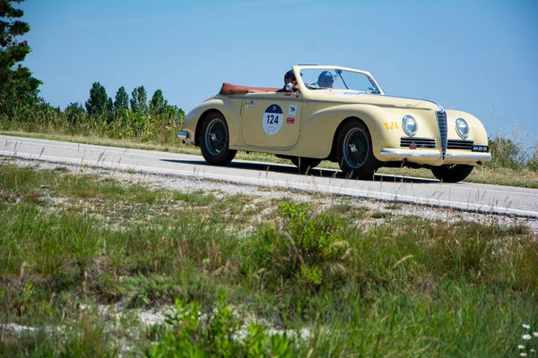 URBINO, İtalya - 16 Haziran 2022: ALFA ROMEO 6C 2500 S CABRIOlet TOURINGA 1942 Mille Miglia 2022 rallisinde eski bir yarış arabası üzerinde ünlü İtalyan tarihi yarışı (1927-1957))