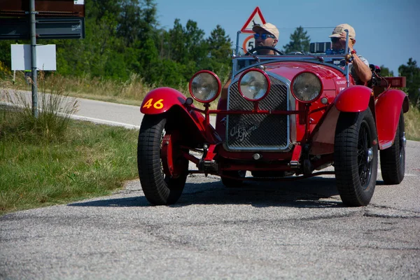 URBINO, İtalya - 16 Haziran 2022: ALFA ROMEO 6C 1750 SS ZAGATO 1929 Mille Miglia 2022 rallisinde eski bir yarış arabası üzerinde ünlü İtalyan tarihi yarışı (1927-1957))