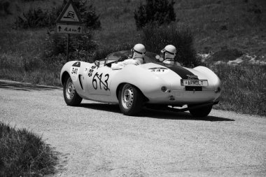URBINO, İTALYA - 16 Haziran 2022: ARNOLT BRISTOL BOLIDE 1954 Mille Miglia 2022 rallisinde eski bir yarış arabası üzerinde ünlü İtalyan tarihi yarışı (1927-1957))