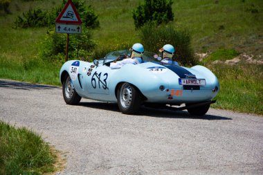 URBINO, İTALYA - 16 Haziran 2022: ARNOLT BRISTOL BOLIDE 1954 Mille Miglia 2022 rallisinde eski bir yarış arabası üzerinde ünlü İtalyan tarihi yarışı (1927-1957))