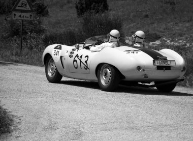 URBINO, İTALYA - 16 Haziran 2022: ARNOLT BRISTOL BOLIDE 1954 Mille Miglia 2022 rallisinde eski bir yarış arabası üzerinde ünlü İtalyan tarihi yarışı (1927-1957))
