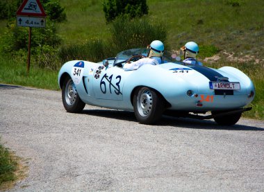 URBINO, İTALYA - 16 Haziran 2022: ARNOLT BRISTOL BOLIDE 1954 Mille Miglia 2022 rallisinde eski bir yarış arabası üzerinde ünlü İtalyan tarihi yarışı (1927-1957))