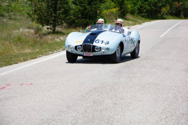 URBINO, İTALYA - 16 Haziran 2022: ARNOLT BRISTOL BOLIDE 1954 Mille Miglia 2022 rallisinde eski bir yarış arabası üzerinde ünlü İtalyan tarihi yarışı (1927-1957))