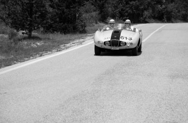 URBINO, İTALYA - 16 Haziran 2022: ARNOLT BRISTOL BOLIDE 1954 Mille Miglia 2022 rallisinde eski bir yarış arabası üzerinde ünlü İtalyan tarihi yarışı (1927-1957))