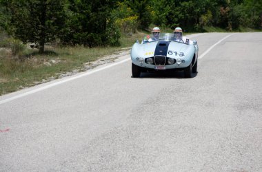 URBINO, İTALYA - 16 Haziran 2022: ARNOLT BRISTOL BOLIDE 1954 Mille Miglia 2022 rallisinde eski bir yarış arabası üzerinde ünlü İtalyan tarihi yarışı (1927-1957))