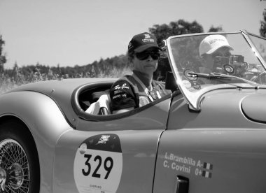 URBINO, ITALY - 16 Haziran 2022: JAGUAR XK120 OTS YOADSTER 1954 Mille Miglia 2022 yarışında eski bir yarış arabası hakkında ünlü İtalyan tarihi yarışı (1927-1957) URBINO, İtalya - 16 Haziran 2022: Ricked ABC 1100 1928