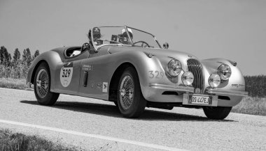 URBINO, ITALY - 16 Haziran 2022: JAGUAR XK120 OTS YOADSTER 1954 Mille Miglia 2022 yarışında eski bir yarış arabası hakkında ünlü İtalyan tarihi yarışı (1927-1957) URBINO, İtalya - 16 Haziran 2022: Ricked ABC 1100 1928