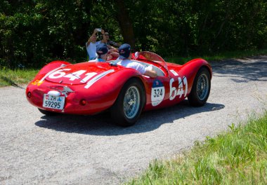 URBINO, ITALY - 16 Haziran 2022: MASERATI A6 GCS 53 FANTUZZZI 1954 Mille Miglia 2022 rallisinde eski bir yarış arabası üzerinde ünlü italyan tarihi yarışı (1927-1957))