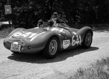 URBINO, ITALY - 16 Haziran 2022: MASERATI A6 GCS 53 FANTUZZZI 1954 Mille Miglia 2022 rallisinde eski bir yarış arabası üzerinde ünlü italyan tarihi yarışı (1927-1957))