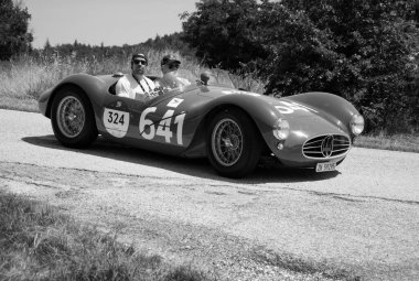 URBINO, ITALY - 16 Haziran 2022: MASERATI A6 GCS 53 FANTUZZZI 1954 Mille Miglia 2022 rallisinde eski bir yarış arabası üzerinde ünlü italyan tarihi yarışı (1927-1957))