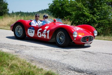 URBINO, ITALY - 16 Haziran 2022: MASERATI A6 GCS 53 FANTUZZZI 1954 Mille Miglia 2022 rallisinde eski bir yarış arabası üzerinde ünlü italyan tarihi yarışı (1927-1957))