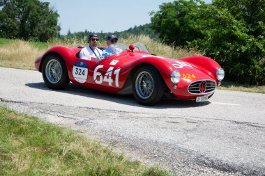 URBINO, ITALY - 16 Haziran 2022: MASERATI A6 GCS 53 FANTUZZZI 1954 Mille Miglia 2022 rallisinde eski bir yarış arabası üzerinde ünlü italyan tarihi yarışı (1927-1957))