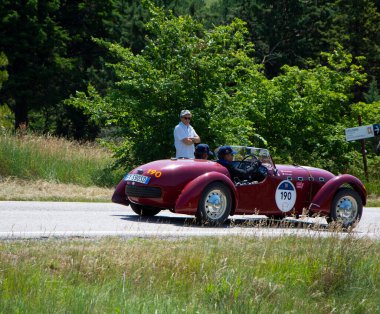 URBINO, İtalya - 16 Haziran 2022: HeALEY 2400 SILVERStONE D-TYPE 1950 Mille Miglia 2022 rallisinde eski bir yarış arabası üzerinde (1927-1957) ünlü italyan tarihi yarışı)