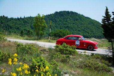 URBINO, ITALY - 16 Haziran 2022: ABARTH FIAT 1400 BERLINETTA TOURING 1950 Mille Miglia 2022 rallisinde eski bir yarış arabası üzerinde ünlü İtalyan tarihi yarışı (1927-1957))