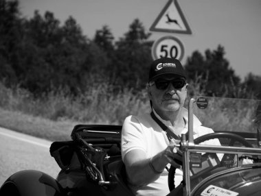 URBINO, ITALY - 16 Haziran 2022: ALFA ROMEO 6C 1500 SUPER SORT 1930 rallideki eski bir yarış arabası Mille Miglia 2022 ünlü İtalyan tarihi yarışı (1927-1957))
