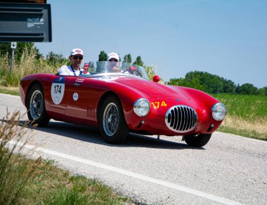 URBINO, İtalya - 16 HAZİRAN - 2022 O.S.C.A. MT4 1100 MS 1953 'te Mille Miglia 2022 rallisinde eski bir yarış arabasında ünlü İtalyan tarihi yarışı (1927-1957))