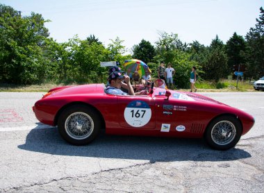 URBINO, İtalya - 16 HAZİRAN - 2022 O.S.C.A. MT4 1350 MS 1955 Mille Miglia 2022 rallisinde eski bir yarış arabası üzerine ünlü İtalyan tarihi yarışı (1927-1957))