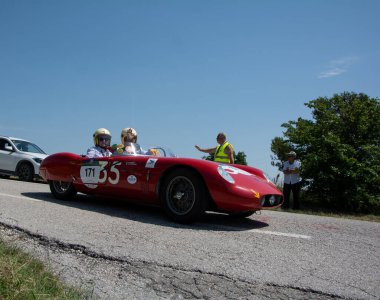 URBINO, İtalya - 16 HAZİRAN - 2022 O.S.C.A. MT4 1350 MS 1955 Mille Miglia 2022 rallisinde eski bir yarış arabası üzerine ünlü İtalyan tarihi yarışı (1927-1957))