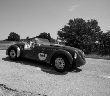 URBINO, ITALY - 16 Haziran 2022: HeALEY 2400 SILVERStONE (D-TYPE) 1949 Mille Miglia 2022 rallisinde eski bir yarış arabası üzerinde ünlü italyan tarihi yarışı (1927-1957))