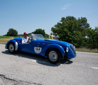 URBINO, ITALY - 16 Haziran 2022: HeALEY 2400 SILVERStONE (D-TYPE) 1949 Mille Miglia 2022 rallisinde eski bir yarış arabası üzerinde ünlü italyan tarihi yarışı (1927-1957))