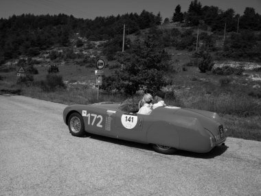URBINO, ITALY - 16 Haziran 2022: Ralli Mille Miglia 2022 'de eski bir yarış arabası üzerinde ABC 1100 1928 (1927-1957) ünlü İtalyan tarihi yarışı)