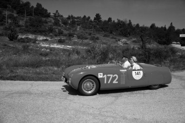 URBINO, ITALY - 16 Haziran 2022: Ralli Mille Miglia 2022 'de eski bir yarış arabası üzerinde ABC 1100 1928 (1927-1957) ünlü İtalyan tarihi yarışı)