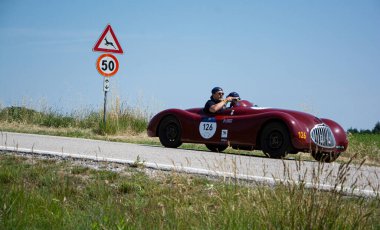 URBINO, İtalya - 16 Haziran 2022: LANCIA APRILIA SORT 1946 Mille Miglia 2022 rallisinde eski bir yarış arabası üzerinde ünlü İtalyan tarihi yarışı (1927-1957))