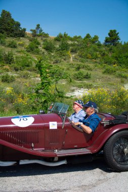 URBINO, ITALY - 16 Haziran 2022: ALFA ROMEO 8C 2300 MIDER Örümcek ZAGATO 1932 Mille Miglia 2022 rallisinde eski bir yarış arabası üzerinde ünlü italyan tarihi yarışı (1927-1957))