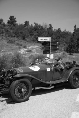 URBINO, ITALY - 16 Haziran 2022: ALFA ROMEO 8C 2300 MIDER Örümcek ZAGATO 1932 Mille Miglia 2022 rallisinde eski bir yarış arabası üzerinde ünlü italyan tarihi yarışı (1927-1957))