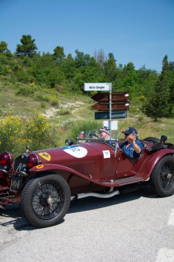 URBINO, ITALY - 16 Haziran 2022: ALFA ROMEO 8C 2300 MIDER Örümcek ZAGATO 1932 Mille Miglia 2022 rallisinde eski bir yarış arabası üzerinde ünlü italyan tarihi yarışı (1927-1957))