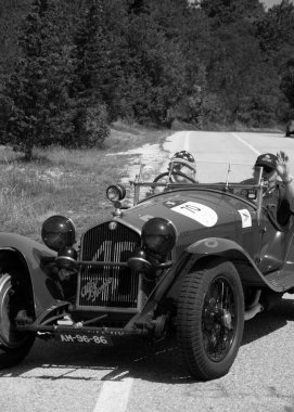 URBINO, ITALY - 16 Haziran 2022: ALFA ROMEO 8C 2300 MIDER Örümcek ZAGATO 1932 Mille Miglia 2022 rallisinde eski bir yarış arabası üzerinde ünlü italyan tarihi yarışı (1927-1957))
