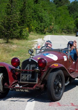 URBINO, ITALY - 16 Haziran 2022: ALFA ROMEO 8C 2300 MIDER Örümcek ZAGATO 1932 Mille Miglia 2022 rallisinde eski bir yarış arabası üzerinde ünlü italyan tarihi yarışı (1927-1957))