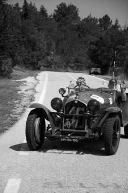 URBINO, ITALY - 16 Haziran 2022: ALFA ROMEO 8C 2300 MIDER Örümcek ZAGATO 1932 Mille Miglia 2022 rallisinde eski bir yarış arabası üzerinde ünlü italyan tarihi yarışı (1927-1957))