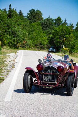 URBINO, ITALY - 16 Haziran 2022: ALFA ROMEO 8C 2300 MIDER Örümcek ZAGATO 1932 Mille Miglia 2022 rallisinde eski bir yarış arabası üzerinde ünlü italyan tarihi yarışı (1927-1957))