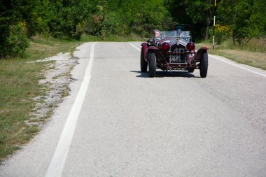 URBINO, ITALY - 16 Haziran 2022: ALFA ROMEO 8C 2300 MIDER Örümcek ZAGATO 1932 Mille Miglia 2022 rallisinde eski bir yarış arabası üzerinde ünlü italyan tarihi yarışı (1927-1957))